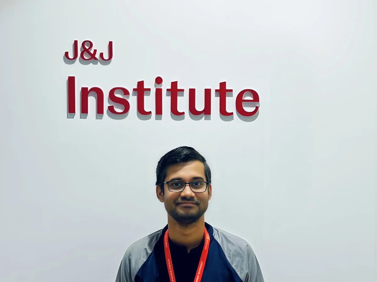 Dr. Varadharajan V at a J&J Institute surgical training session